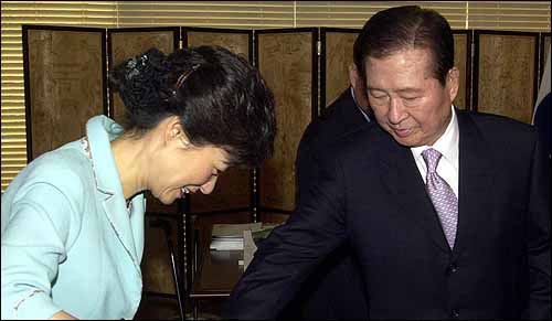 2004년 8월 12일 박근혜 당시 한나라당 대표가 김대중도서관을 방문하고 김대중 전 대통령에게 "아버지 시절 여러가지로 피해를 입으시고 고생한 데 대해 딸로서 사과말씀 드린다"고 사과했다.